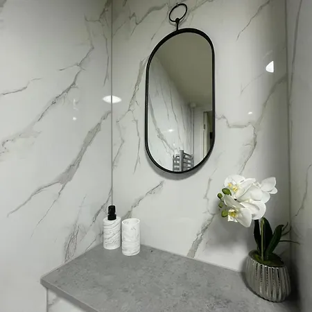 Chic On The Headrow Apartment